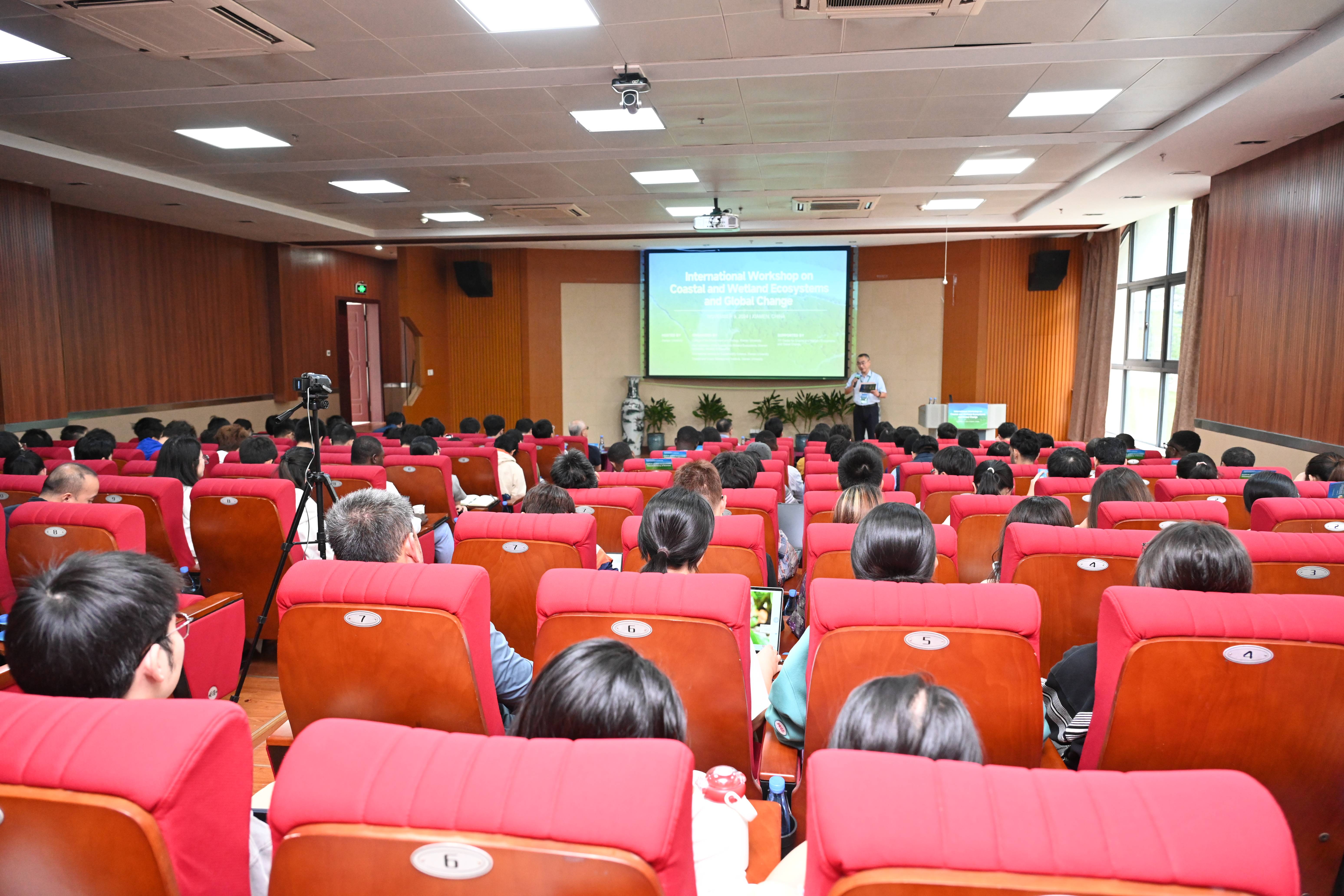 International Workshop on Coastal and Wetland Ecosystems and Global Change was held in Xiamen University